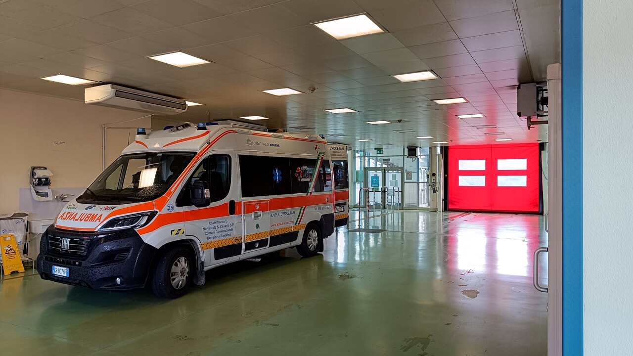 Partorisce in ambulanza da Mirandola a Modena: ennesima conseguenza della chiusura dei punti nascita