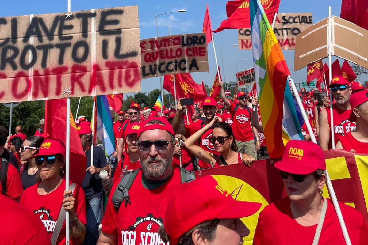 Rifondazione Comunista con i metalmeccanici in corteo in tangenziale a Bologna